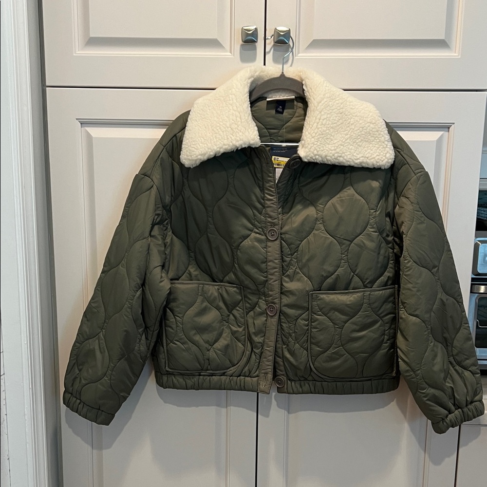 Universal threadsWoman’s Quilted Olive Jacket with Sherpa Collar light weight XS